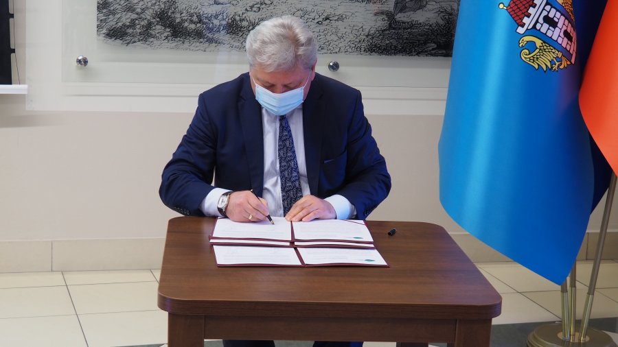 Burmistrz Chełmka Andrzej Saternus podpisujący partnerski projekt pod nazwą: „Zielona Oaza Innowacji”.