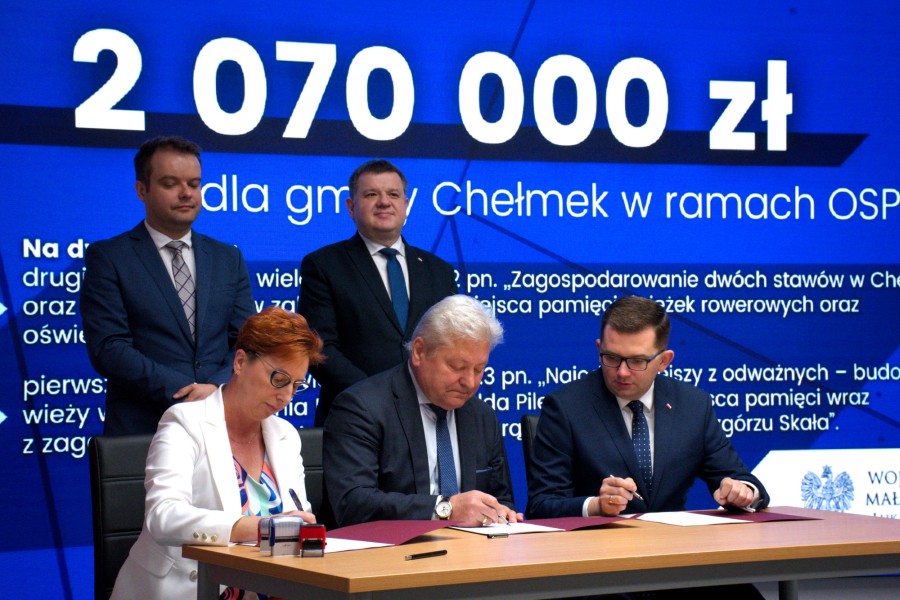 Burmistrz Chełmka Andrzej Saternus wraz ze Skarbnikiem Miejskim Panią Zofią Kaletą podpisują z Wojewodą Małopolskim Panem Łukaszem Kmitą umowę na dofinansowanie realizacji dwóch zadań ze środków OSPR etap VI 2021-2025.