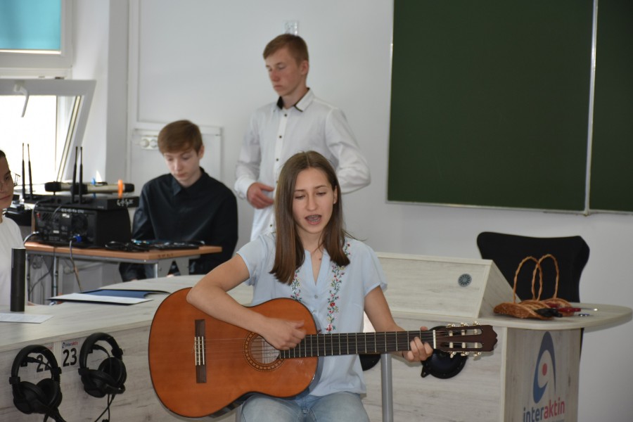 Uczniowie podczas wykonywania piosenek w języku polskim, angielskim i ukraińskim.