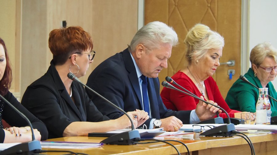 Burmistrz Chełmka omawia budżet Gminy Chełmek na 2024 rok.