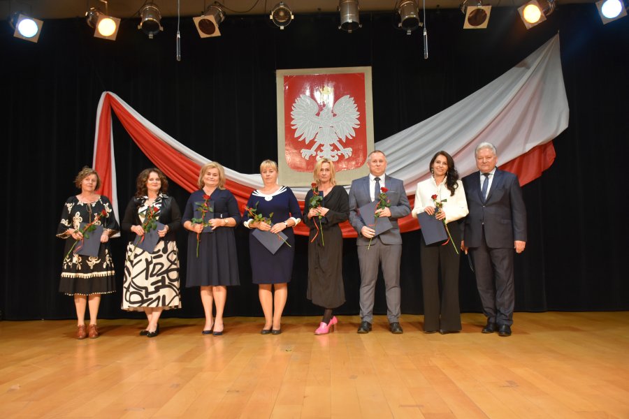 Nauczyciele, którzy otrzymali nagrody Burmistrza Chełmka.