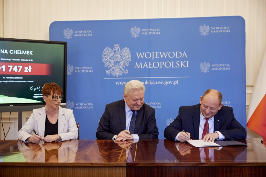 Burmistrz Chełmka Andrzej Saternus wraz ze Skarbnikiem Miejskim Zofią Kaletą podpisują umowę z Wojewodą Małopolskim Krzysztofem Janem Klęczarem.