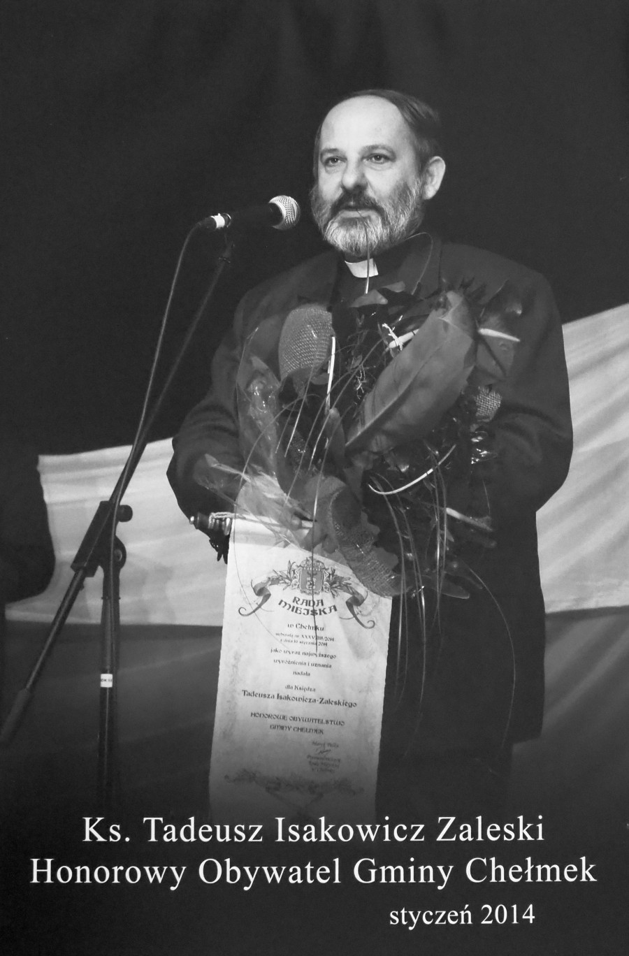 Ksiądz Tadeusz Isakowicz-Zaleski, odbierający tytuł Honorowego Obywatela Gminy Chełmek w 2014 roku.