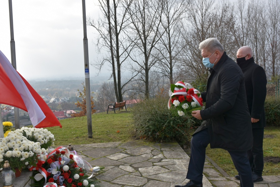 Złożenie kwiatów na Wzgórzu Skała pod Pomnikiem Grunwaldzkim zdjęcie 1.
