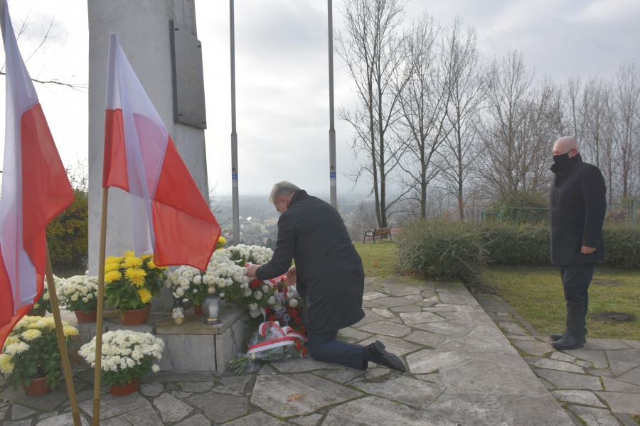Złożenie kwiatów na Wzgórzu Skała pod Pomnikiem Grunwaldzkim zdjęcie 2.