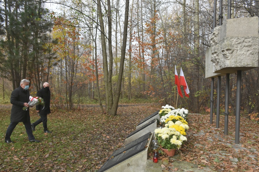 Złożenie kwiatów pod Pomnikiem Ofiar Faszyzmu zdjęcie 1.
