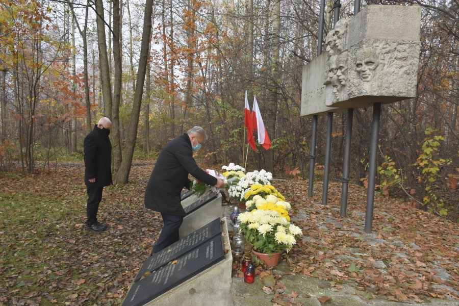 Złożenie kwiatów pod Pomnikiem Ofiar Faszyzmu zdjęcie 2.