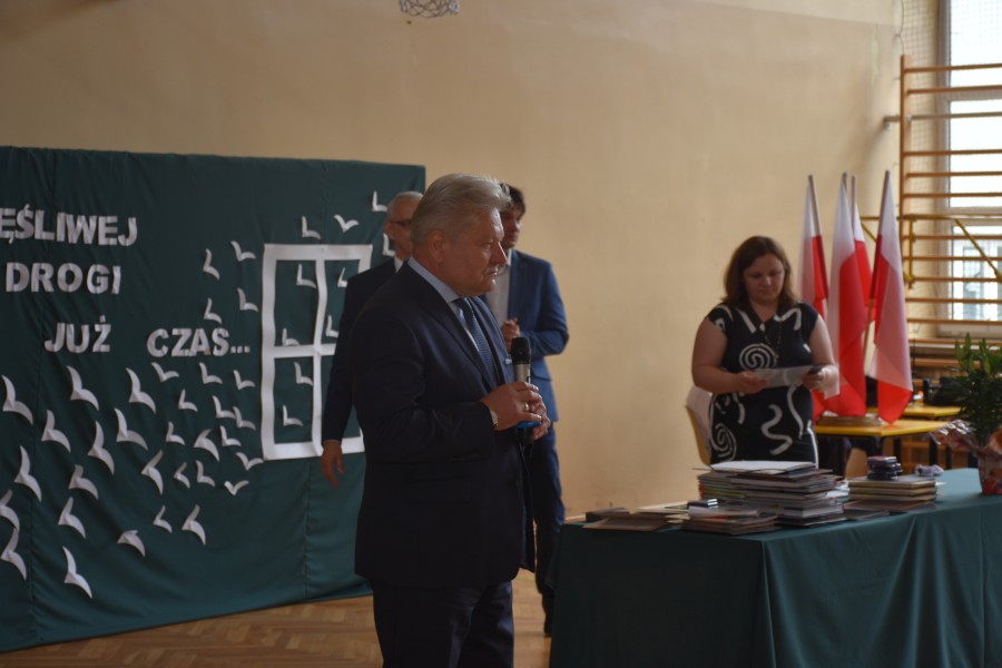 Burmistrz Chełmka przemawia podczas zakończenia roku szkolnego