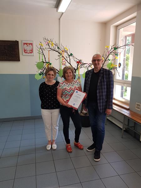Zdjęcie przedstawiające nauczycieli wraz z dyrektorem Samorządowego Zespołu Szkolno-Przedszkolnego nr 2 w Chełmku.