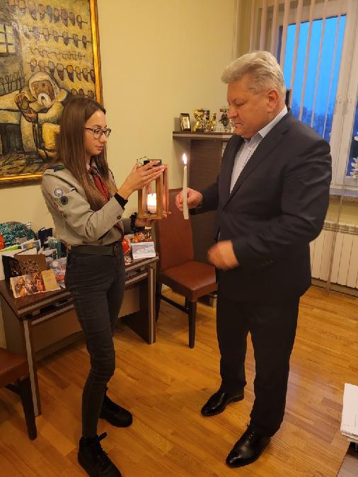 Przekazanie Betlejemskiego Światełka Pokoju Burmistrzowi Chełmka.