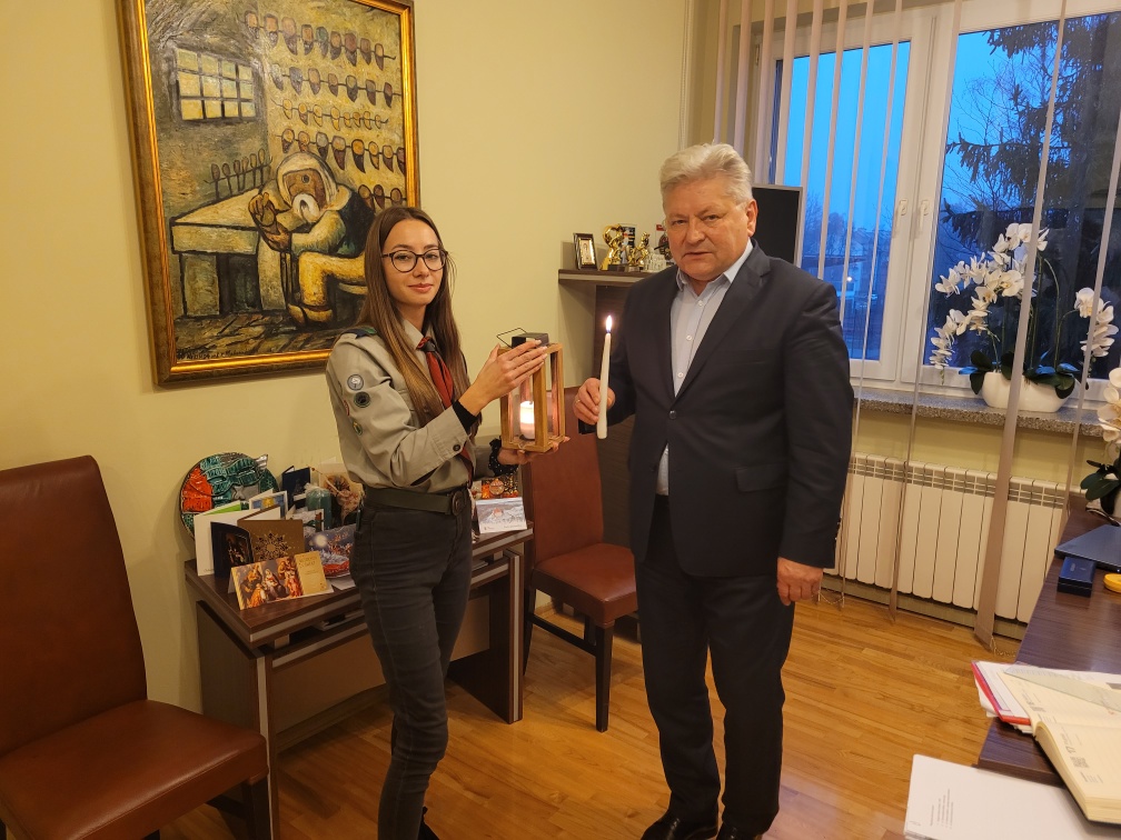 Przekazanie Betlejemskiego Światełka Pokoju Burmistrzowi Chełmka.