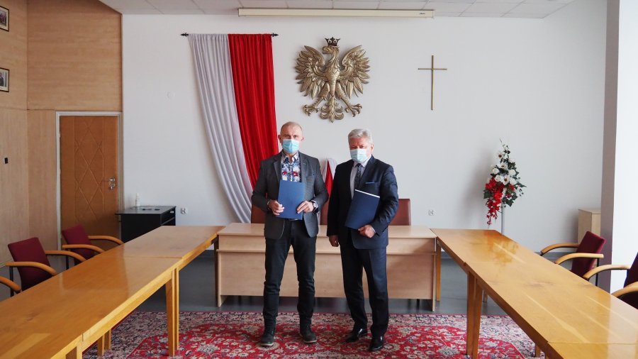 Burmistrz Chełmka Andrzej Saternus i Pan Rafał Dudek Prezes Zarządu Draft Engineers sp. z o.o. z podpisaną umową na opracowanie dokumentacji projektowej.