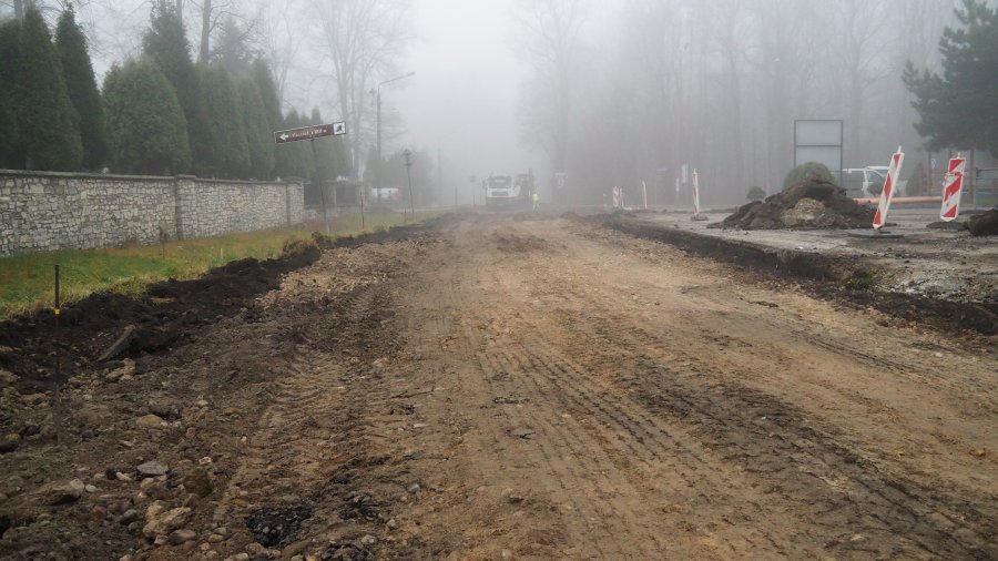Roboty budowlane związane z przebudową ulicy Nadwiślańskiej w Bobrku.