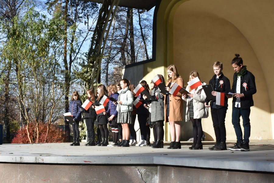 Uczniowie Samorządowego Zespołu Szkolno – Przedszkolnego nr 2 w Chełmku podczas uroczystości 103. rocznicy odzyskania przez Polskę niepodległości.