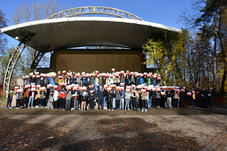 Uczniowie Samorządowego Zespołu Szkolno – Przedszkolnego nr 2 w Chełmku podczas uroczystości 103. rocznicy odzyskania przez Polskę niepodległości.