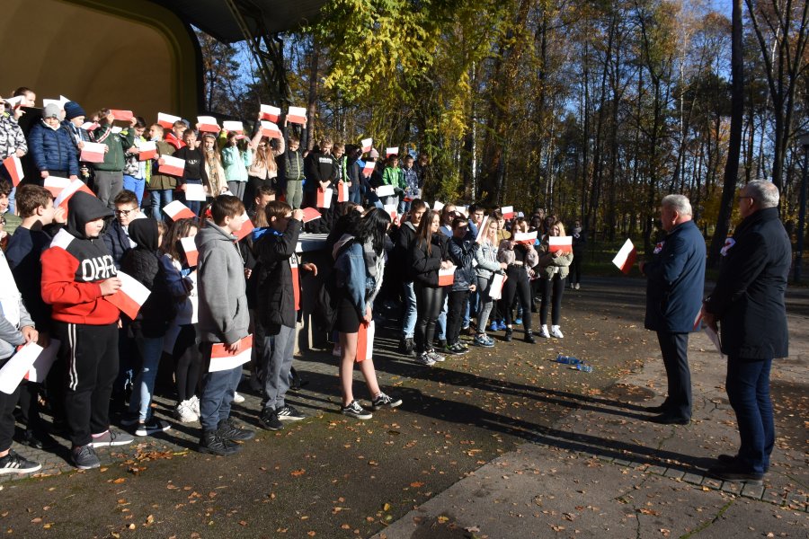 Uczniowie Samorządowego Zespołu Szkolno – Przedszkolnego nr 2 w Chełmku podczas uroczystości 103. rocznicy odzyskania przez Polskę niepodległości.