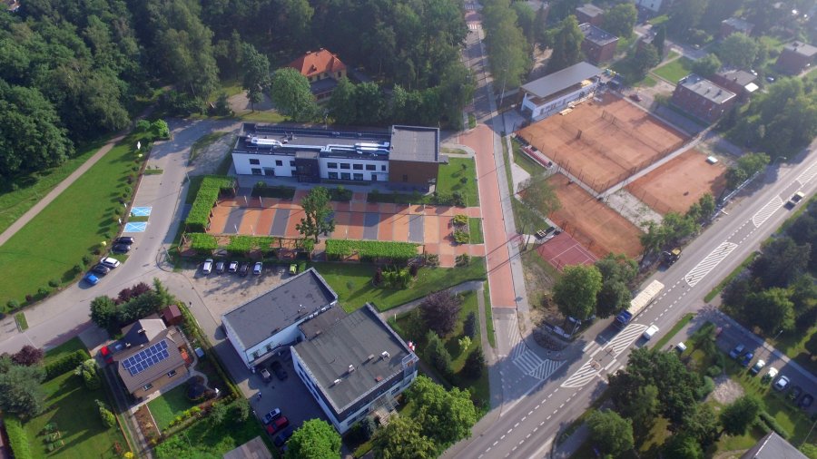 Biblioteka i korty tenisowe widok z lotu ptaka.