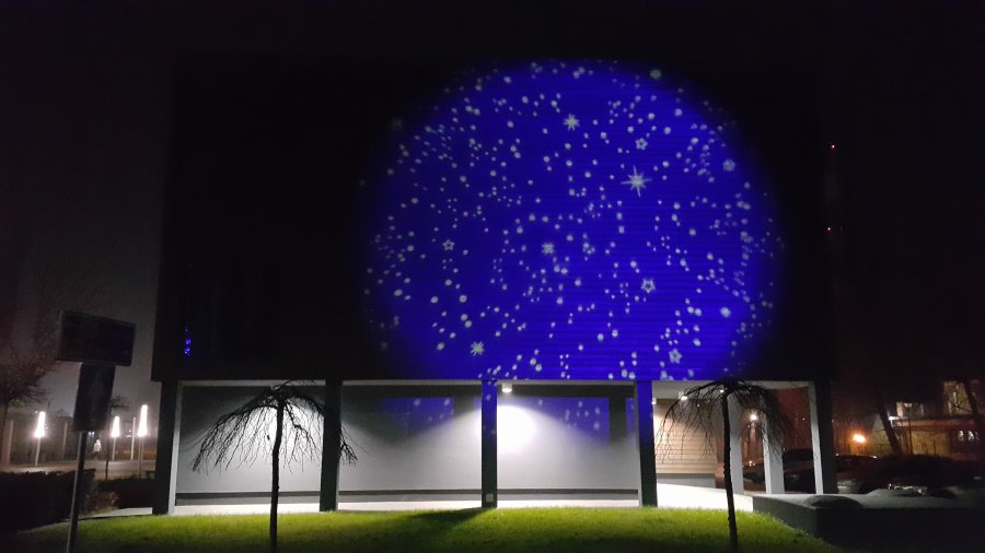Świąteczna iluminacja na elewacji biblioteki.