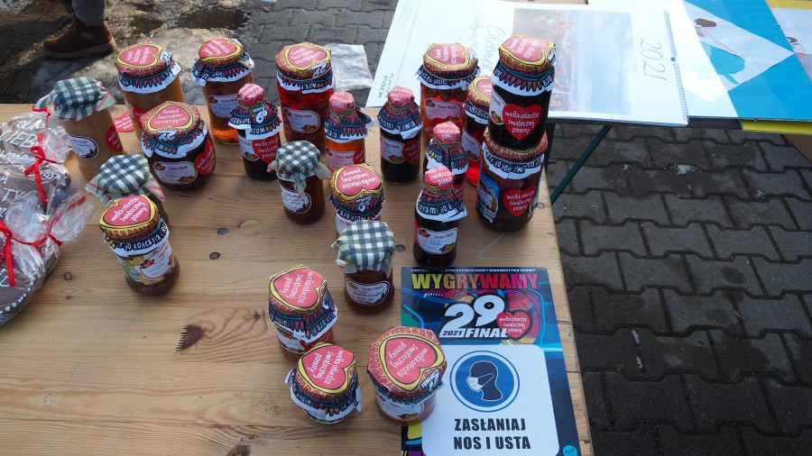 Przetwory na Kiermaszu 29. Finału Wielkiej Orkiestry Świątecznej Pomocy Orkiestry na Placu Targowym w Chełmku.
