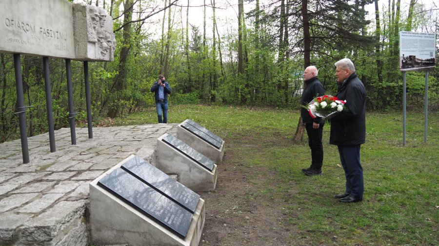 Burmistrz Chełmka Andrzej Saternus wraz z Dyrektorem MOKSiR w Chełmku Waldemarem Rudykiem składają kwiaty pod pomnikiem Ofiar Faszyzmu.
