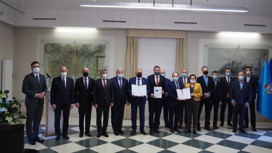 Zdjęcie przedstawicieli wszystkich samorządów biorących udział w opracowaniu partnerskiego projektu pod nazwą: „Zielona Oaza Innowacji”.