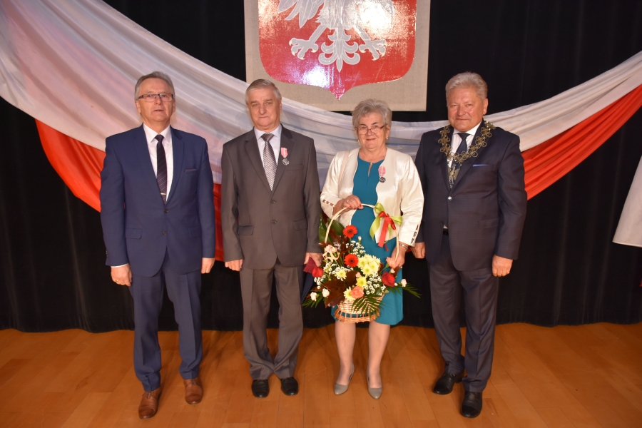 Zdjęcie przedstawiające pary podczas Jubileuszu Długoletniego Pożycia Małżeńskiego w Chełmku.