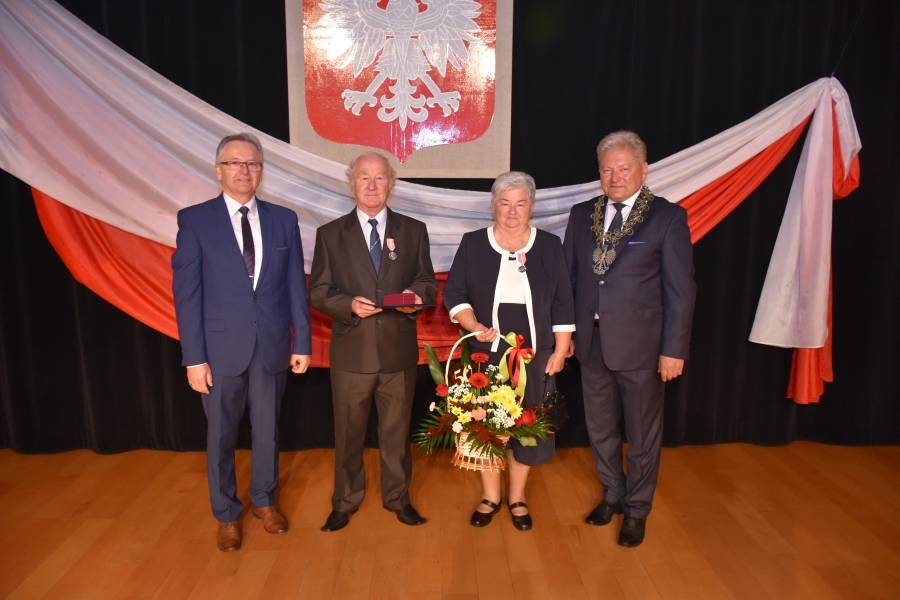 Zdjęcie przedstawiające pary podczas Jubileuszu Długoletniego Pożycia Małżeńskiego w Chełmku.