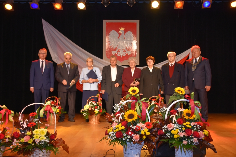 Zdjęcie przedstawiające pary podczas Jubileuszu Długoletniego Pożycia Małżeńskiego w Chełmku.
