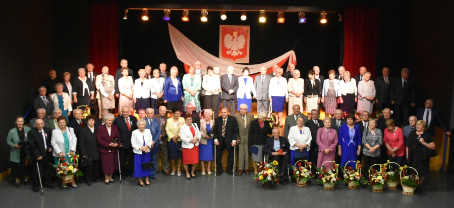 Zdjęcie przedstawiające pary podczas Jubileuszu Długoletniego Pożycia Małżeńskiego w Chełmku.