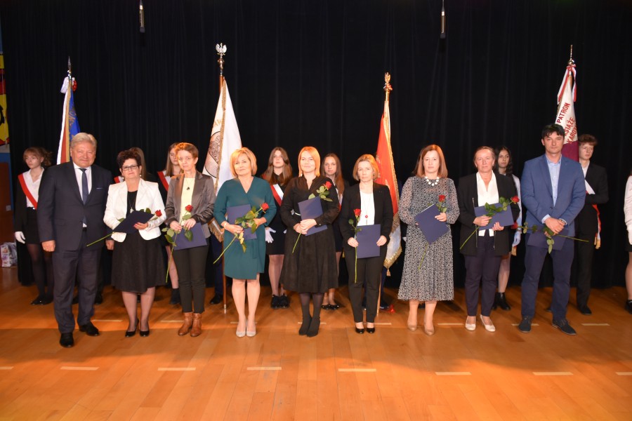 Nauczyciele, którzy otrzymali nagrody Burmistrza Chełmka.