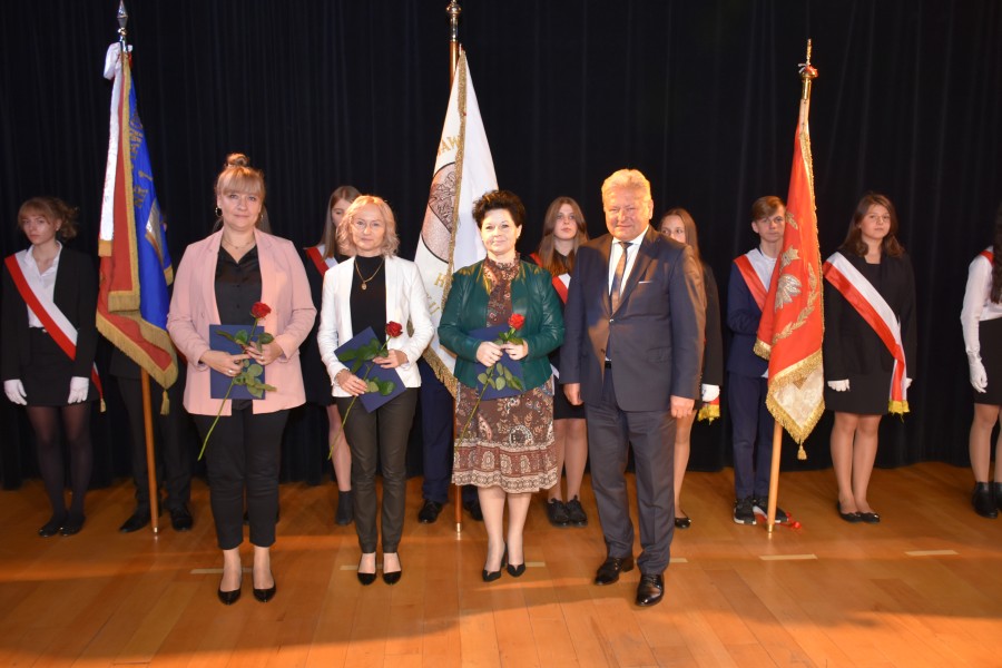Nauczyciele, którzy otrzymali odznaczenia resortowe i państwowe.