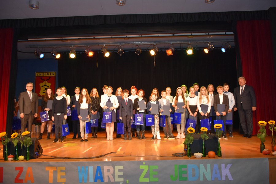 Uczniowie z Samorządowego Zespołu Szkół nr 1 w Chełmku, którzy otrzymali stypendia Burmistrza Chełmka.