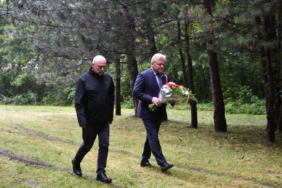 Burmistrz Chełmka Andrzej Saternus wraz z Dyrektorem MOKSiR w Chełmku Waldemarem Rudykiem składający kwiaty pod Pomnikiem „Ofiar Faszyzmu”.