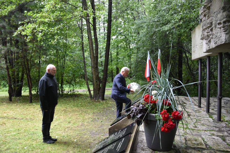 Burmistrz Chełmka Andrzej Saternus wraz z Dyrektorem MOKSiR w Chełmku Waldemarem Rudykiem składający kwiaty pod Pomnikiem „Ofiar Faszyzmu”.