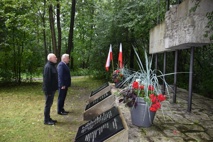 Burmistrz Chełmka Andrzej Saternus wraz z Dyrektorem MOKSiR w Chełmku Waldemarem Rudykiem składający kwiaty pod Pomnikiem „Ofiar Faszyzmu”.