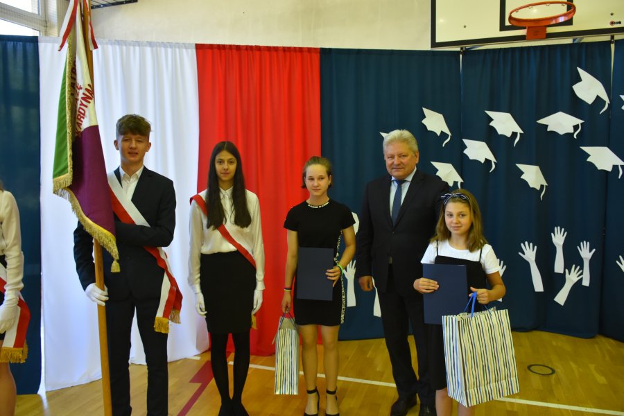 Nagrody Burmistrza Chełmka przyznane uczniom Samorządowego Zespołu Szkół im. Kard. Adama Stefana Sapiehy w Bobrku.