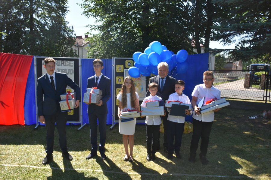 Nagrody Burmistrza Chełmka przyznane uczniom Samorządowego Zespołu Szkół im. Marii Konopnickiej w Gorzowie.