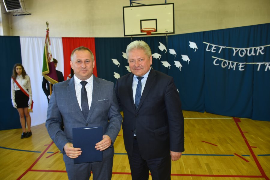Powierzenie stanowiska Dyrektora Samorządowego Zespołu Szkół im. Kard. A.S. Sapiehy w Bobrku – Panu Radosławowi Gąsce.