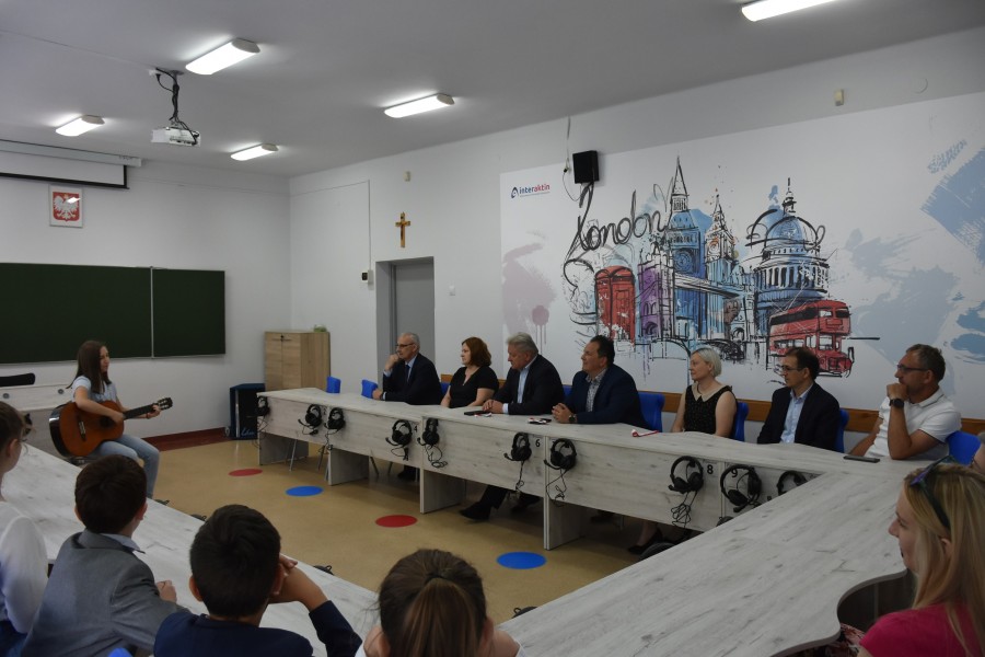 Uczniowie podczas wykonywania piosenek w języku polskim, angielskim i ukraińskim.