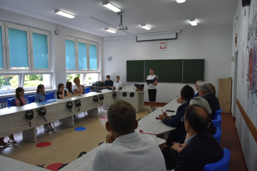 Uczniowie podczas wykonywania piosenek w języku polskim, angielskim i ukraińskim.