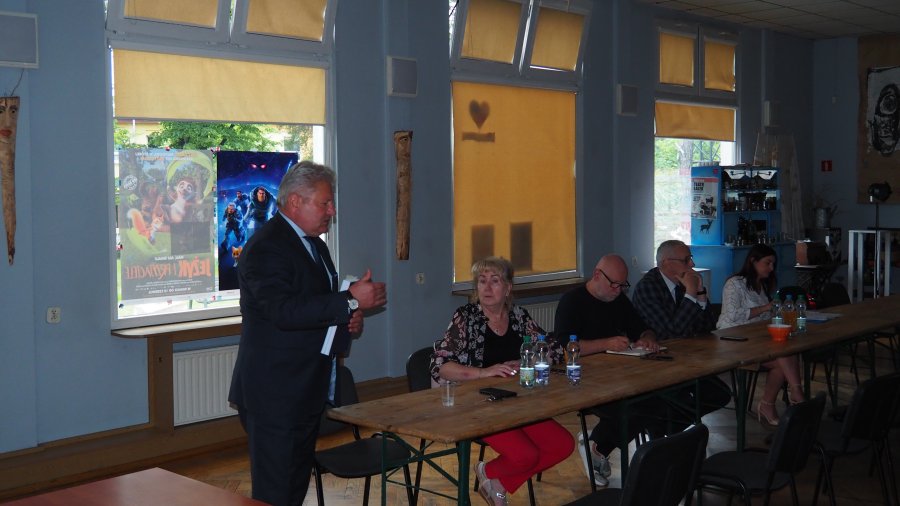 Zdjęcia z konsultacji, które odbyły się w siedzibie Miejskiego Ośrodka Kultury, Sportu i Rekreacji w Chełmku.