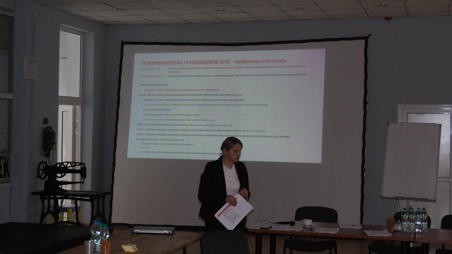 Zdjęcia z konsultacji, które odbyły się w siedzibie Miejskiego Ośrodka Kultury, Sportu i Rekreacji w Chełmku.