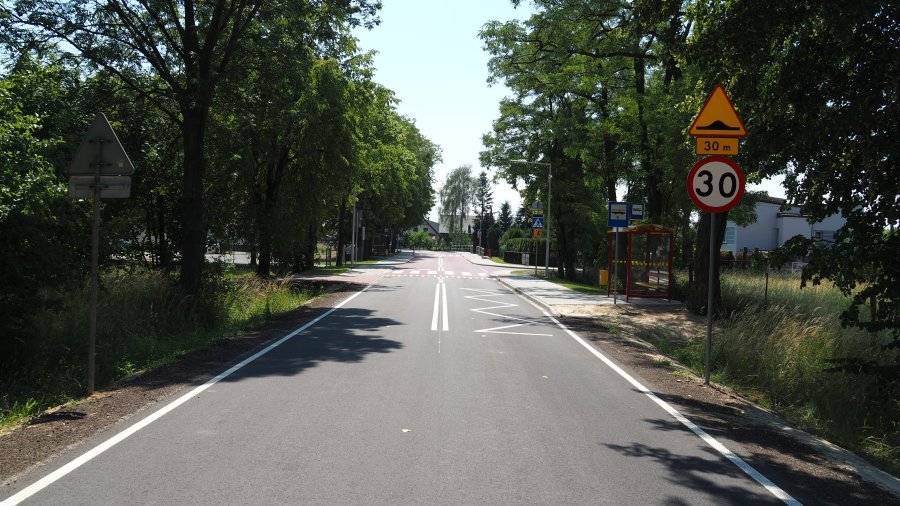 Wyniesiona nawierzchnia jezdni w rejonie Samorządowego Zespołu Szkół im. Kard. A.S. Sapiehy w Bobrku.