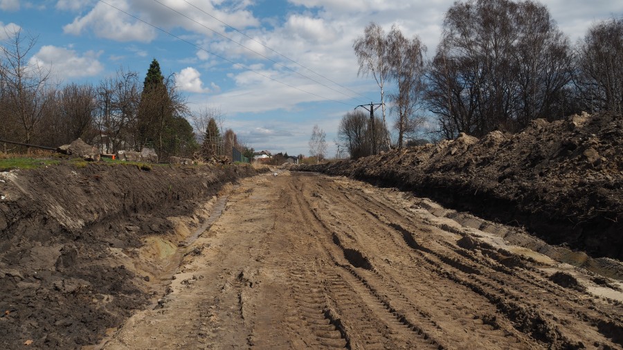 Roboty budowlane związane z rozbudową ulicy Brzechwy w Chełmku.