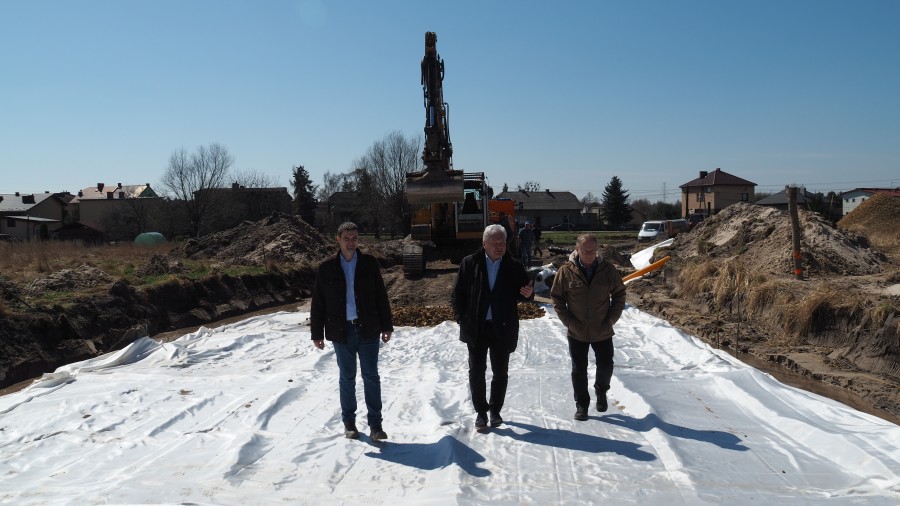 Burmistrz Chełmka podczas wizyty na placu budowy robót związanych z rozbudową ulicy Brzechwy w Chełmku.