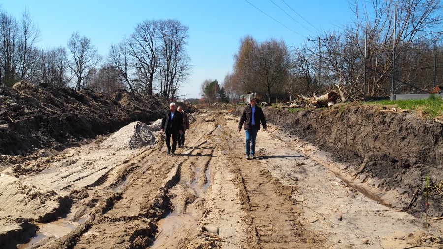 Burmistrz Chełmka podczas wizyty na placu budowy robót związanych z rozbudową ulicy Brzechwy w Chełmku.
