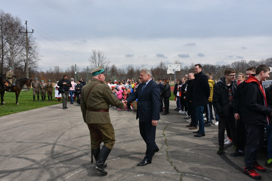Burmistrz Chełmka Andrzej Saternus witający ułanów podczas postoju w Bobrku.