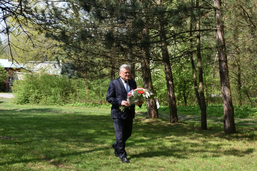 Burmistrz Chełmka Andrzej Saternus składający kwiaty pod pomnikiem Ofiar Faszyzmu z okazji 77. rocznicy zakończenia II Wojny Światowej