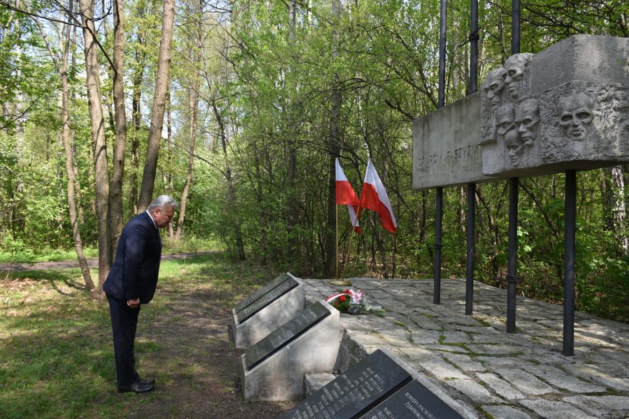 Burmistrz Chełmka Andrzej Saternus składający kwiaty pod pomnikiem Ofiar Faszyzmu z okazji 77. rocznicy zakończenia II Wojny Światowej