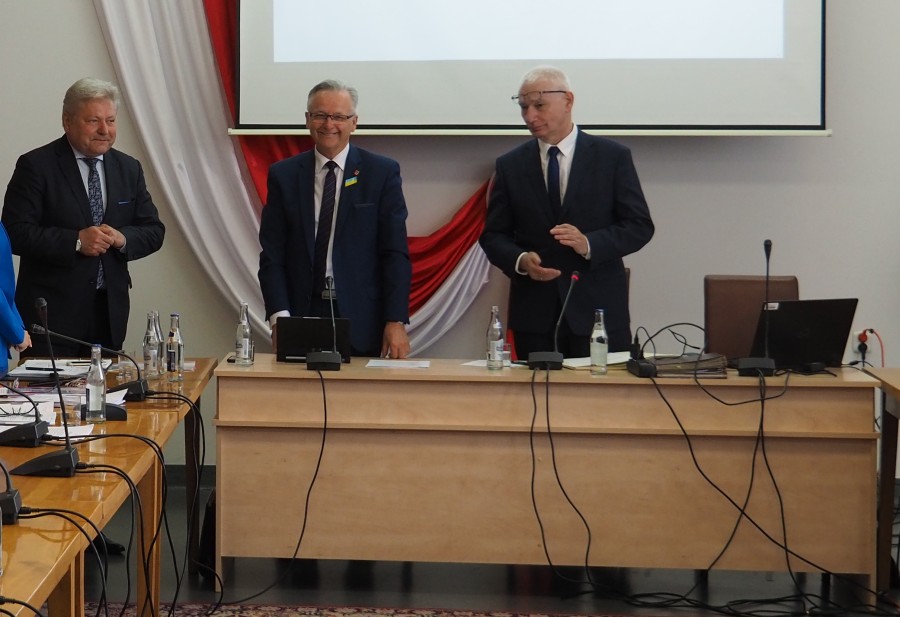 Przewodniczący Rady Miejskiej w Chełmku Pan Marek Palka gratuluje Burmistrzowi Chełmka Andrzejowi Saternusowi udzielonego jednogłośnie absolutorium tytułu wykonania budżetu za 2021 r.